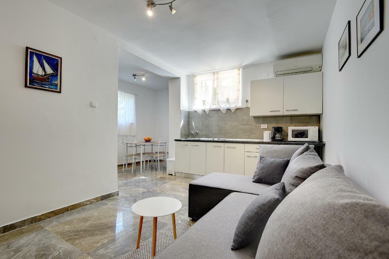 Apartments Aldo บานโจเล ภายนอก รูปภาพ